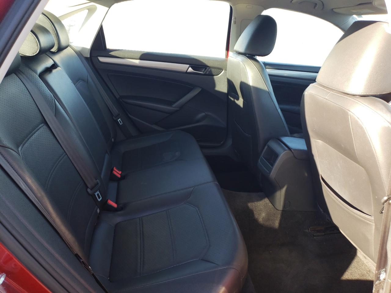 2015 Volkswagen Passat - Image 10