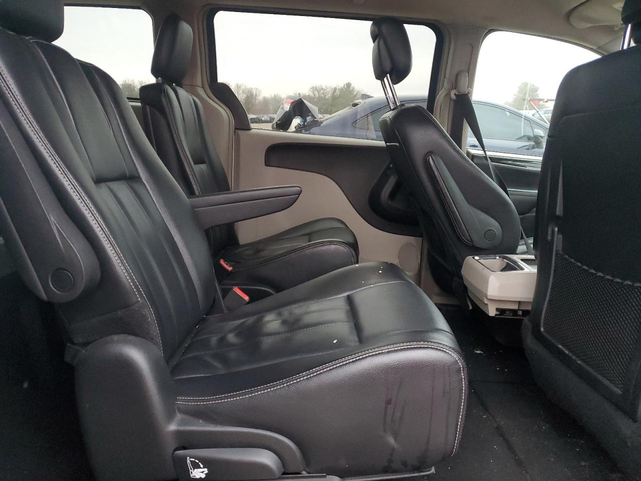 2014 Chrysler Town & Country - Image 11