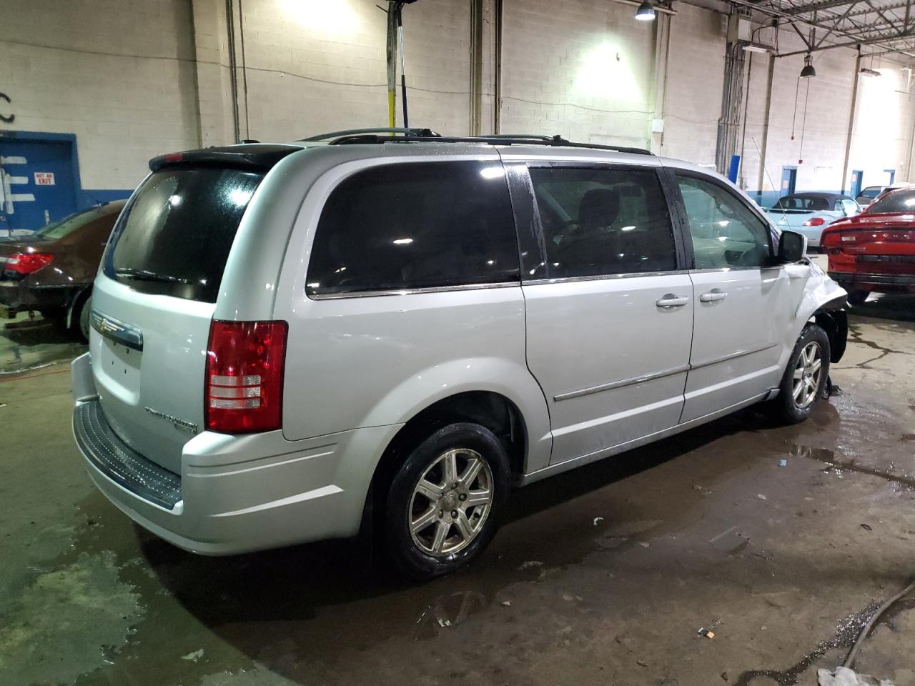 2009 Chrysler Town & Country - Image 3