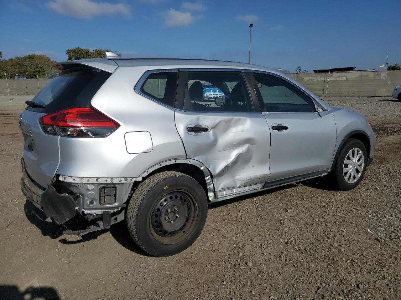 2017 Nissan Rogue - Image 3