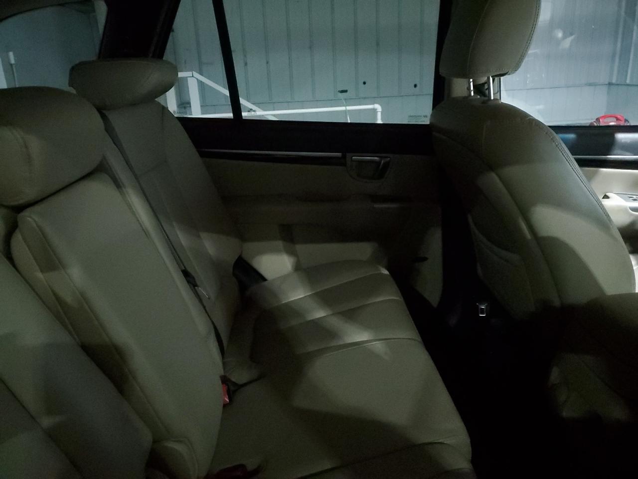 2012 Hyundai Santa Fe - Image 11
