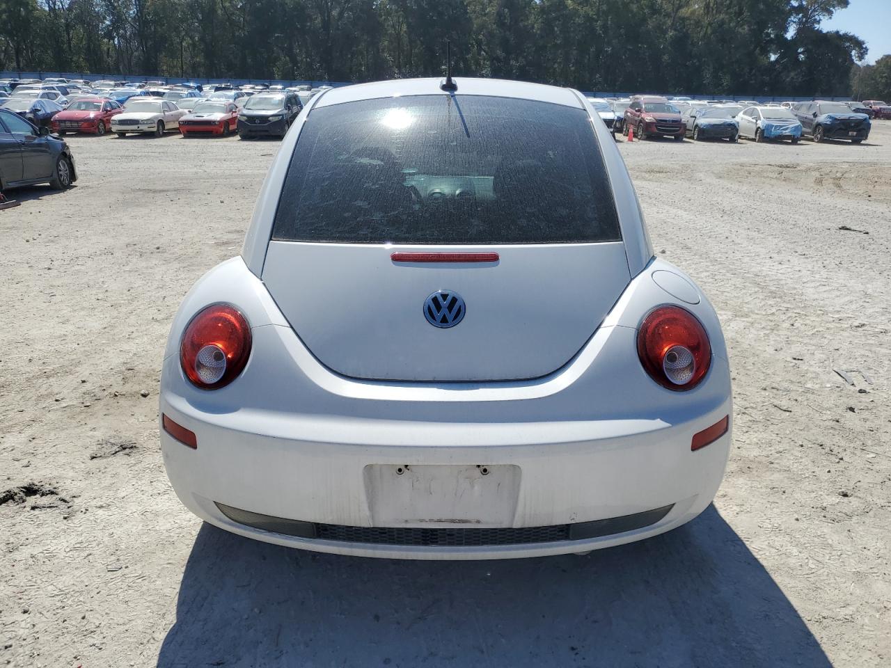 2010 Volkswagen Beetle - Image 6