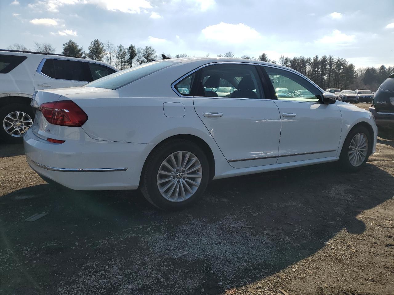 2016 Volkswagen Passat - Image 3