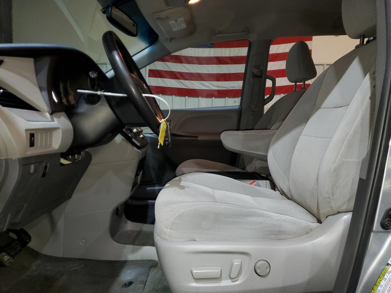 2015 Toyota Sienna - Image 7