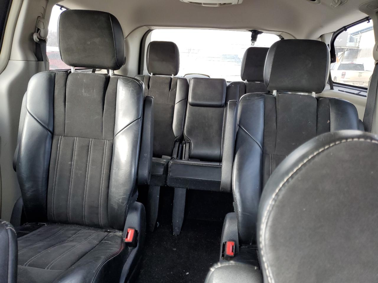 2016 Chrysler Town & Country - Image 10