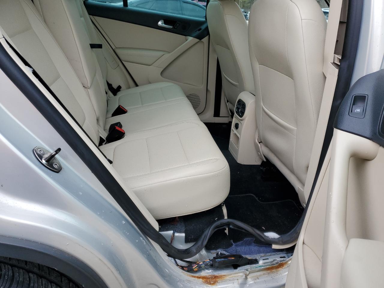 2010 Volkswagen Tiguan - Image 11