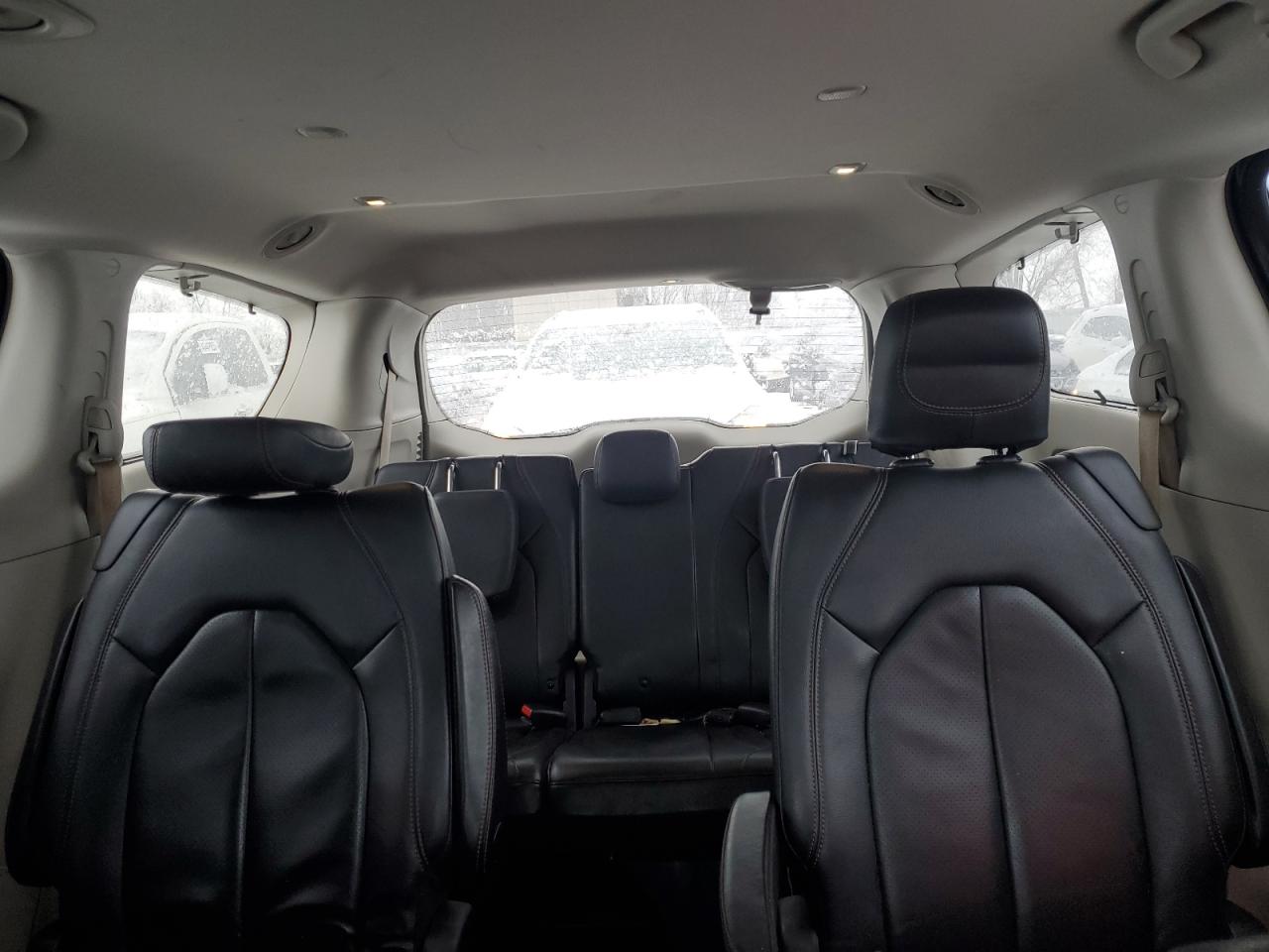 2017 Chrysler Pacifica - Image 10