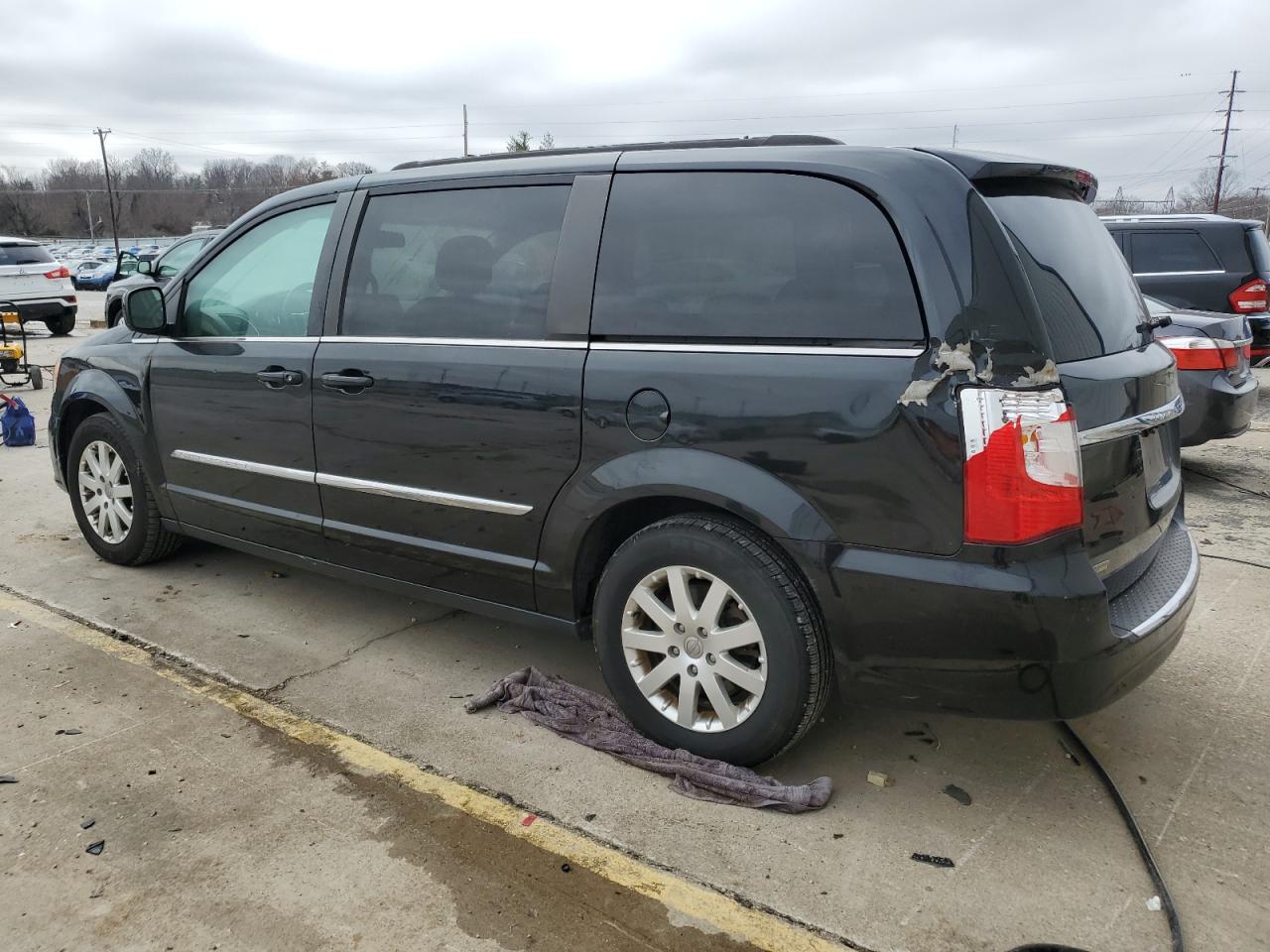 2016 Chrysler Town & Country - Image 2