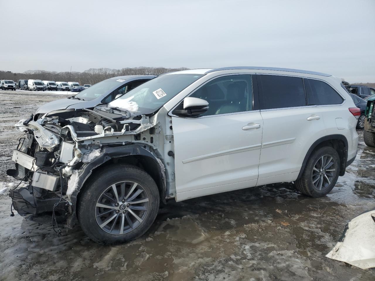 2018 Toyota Highlander - Image 1
