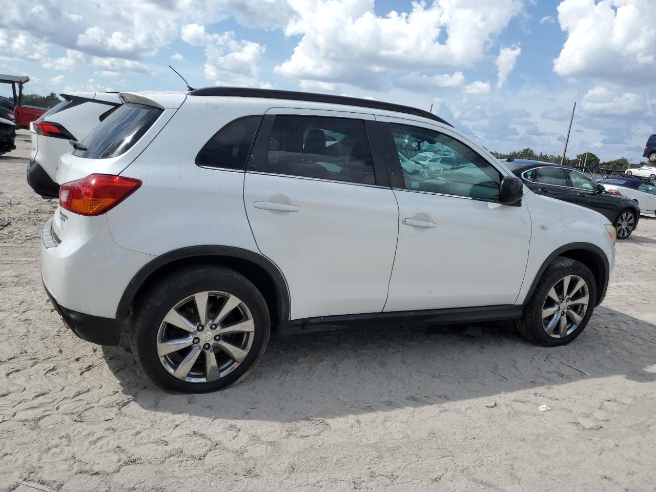 2013 Mitsubishi Outlander - Image 4