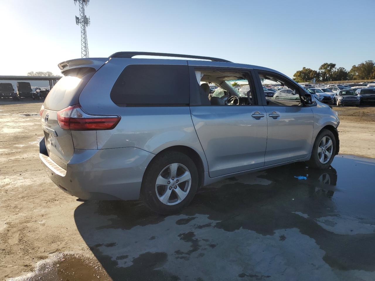 2015 Toyota Sienna - Image 3
