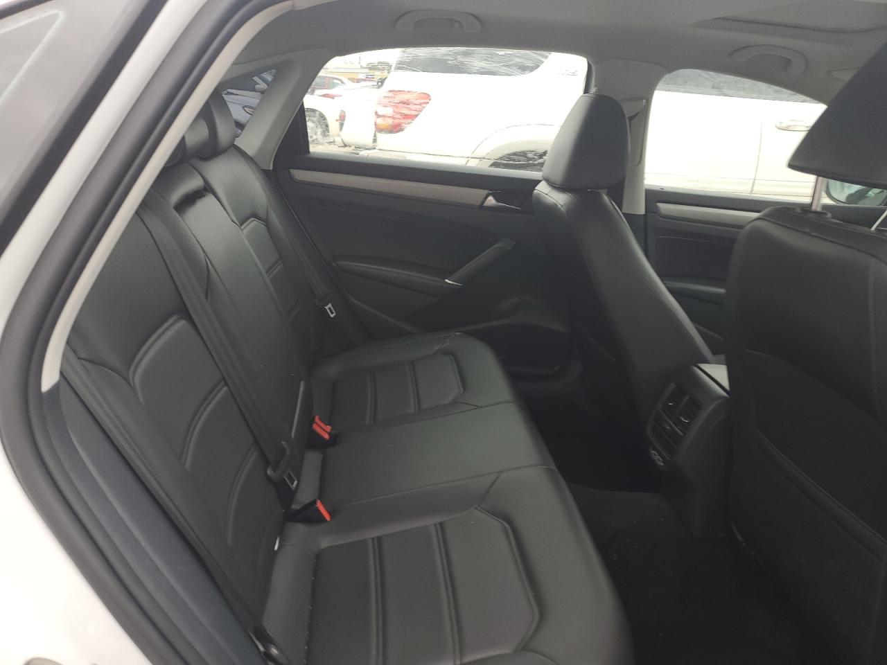 2021 Volkswagen Passat - Image 10