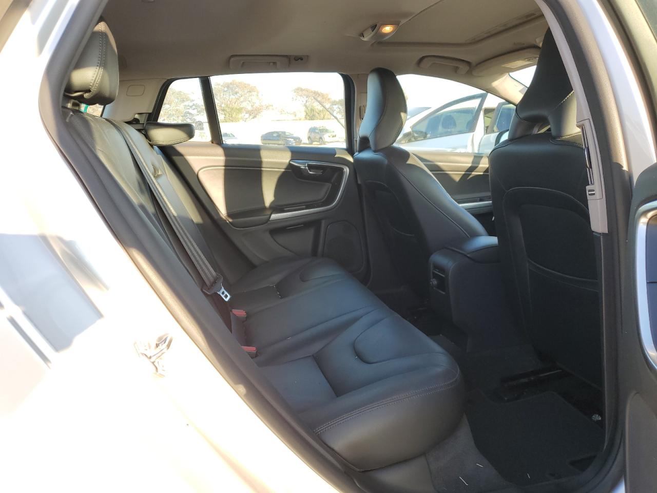2017 Volvo V60 - Image 10
