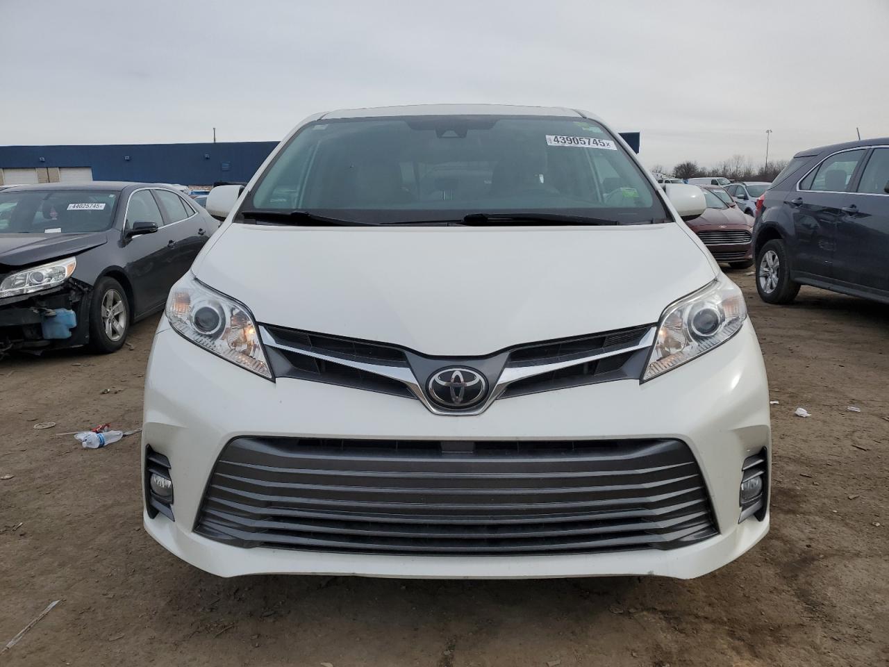 2019 Toyota Sienna - Image 5