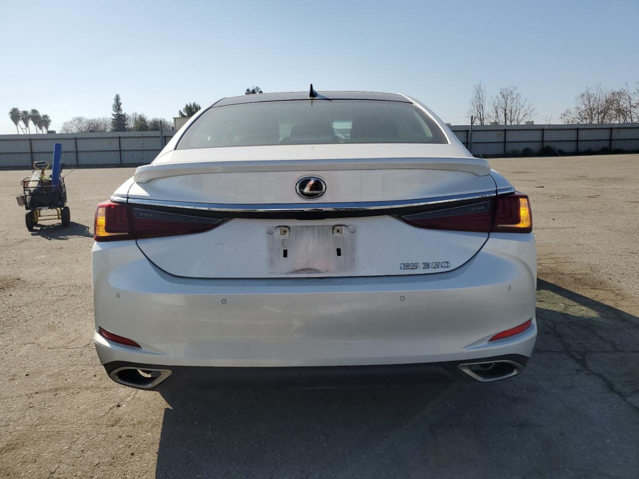 2023 Lexus ES - Image 6