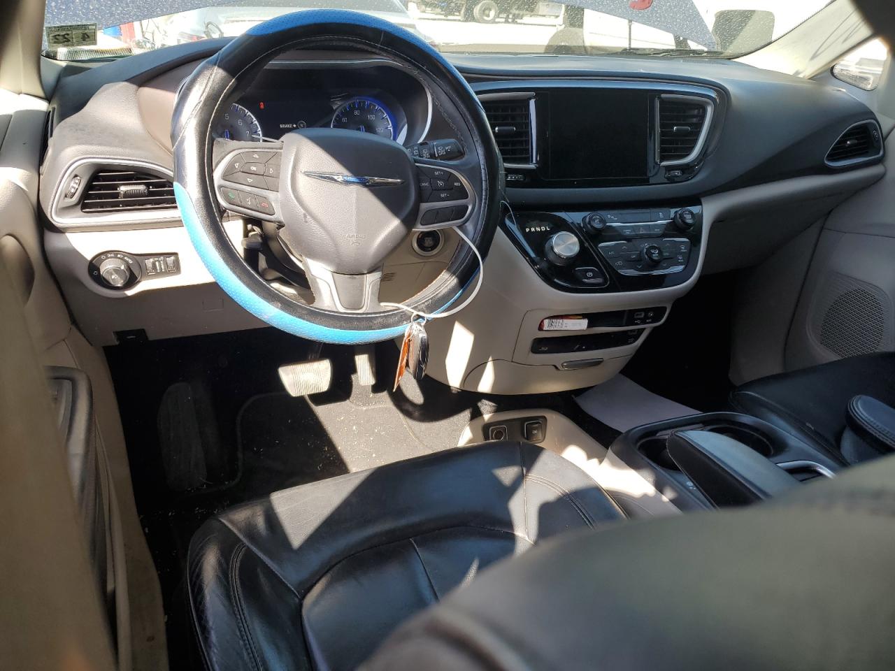 2017 Chrysler Pacifica - Image 8