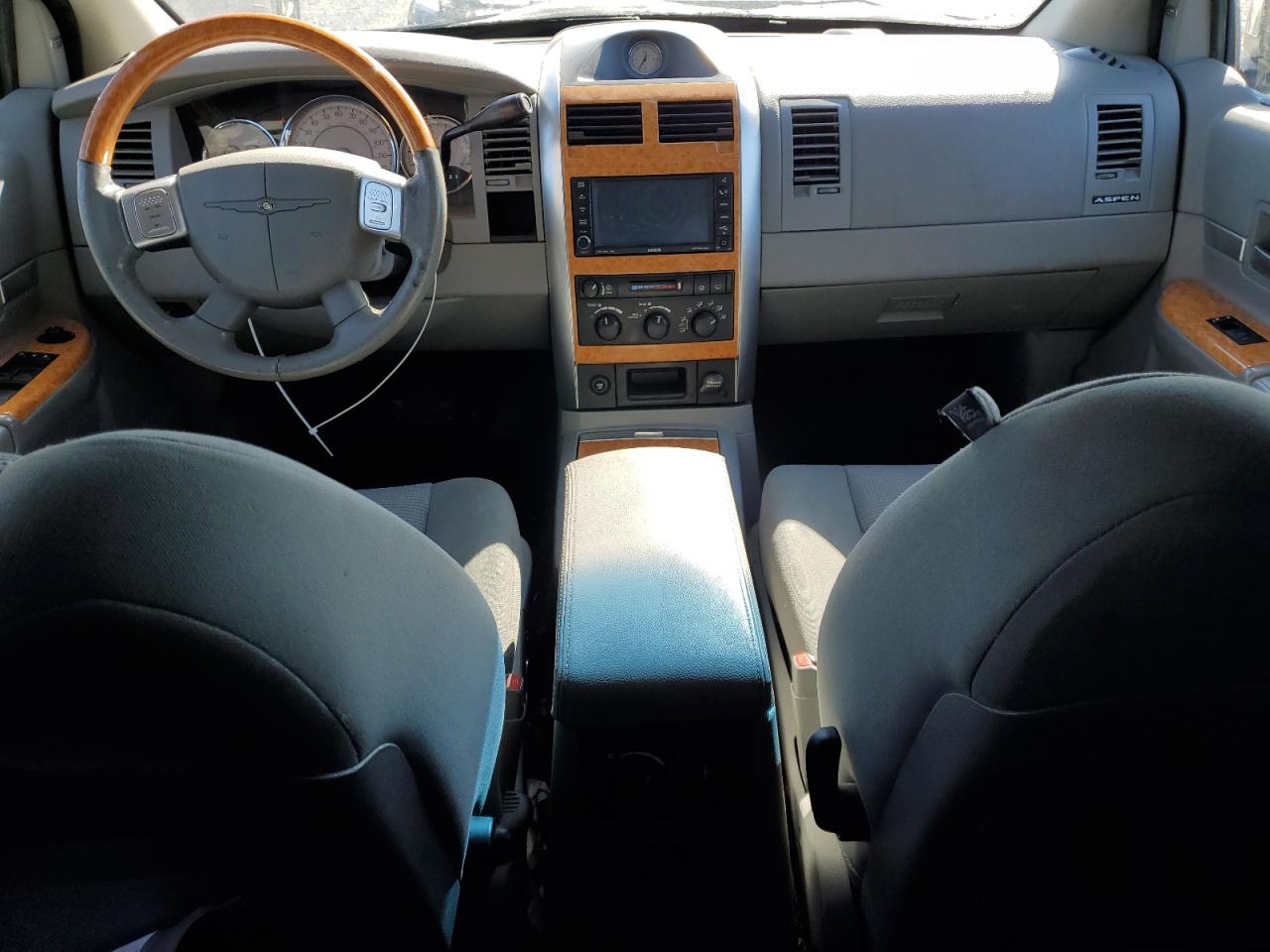2009 Chrysler Aspen - Image 8
