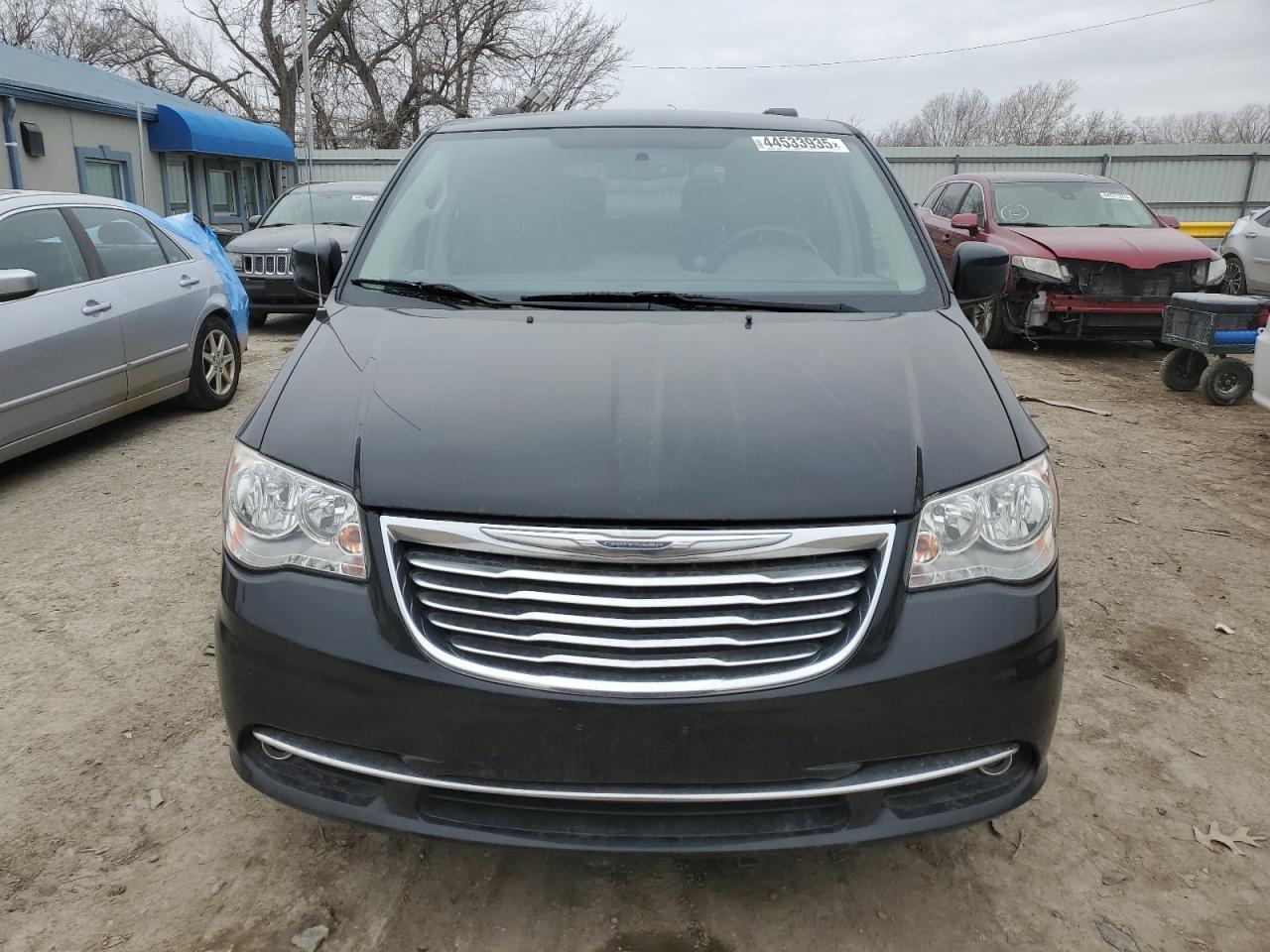2016 Chrysler Town & Country - Image 5