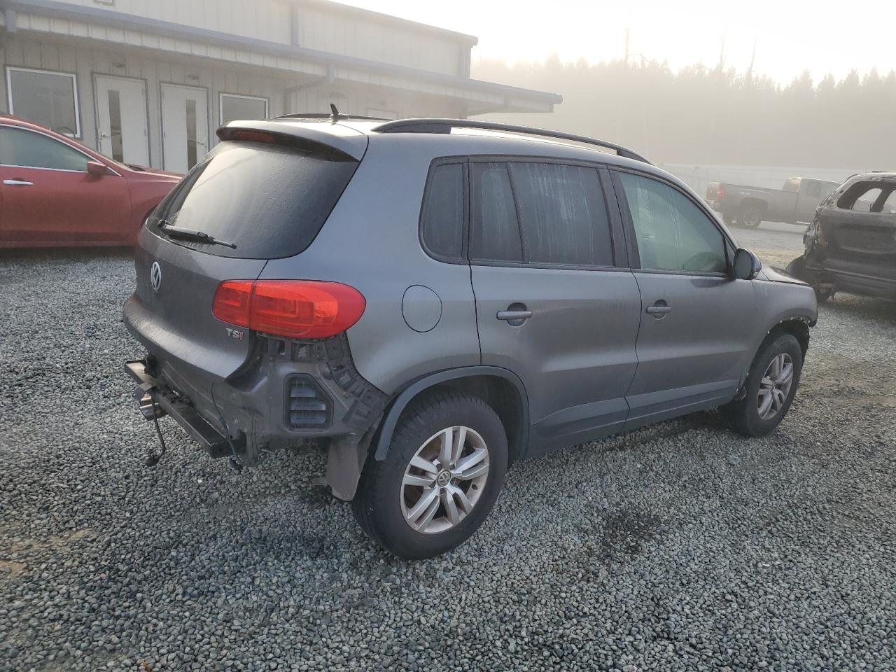 2016 Volkswagen Tiguan - Image 3