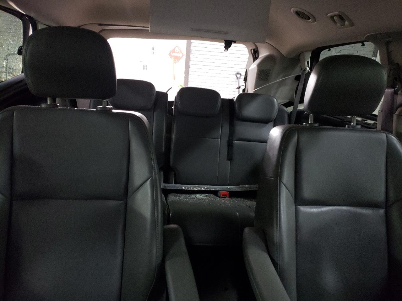 2010 Volkswagen Routan - Image 10