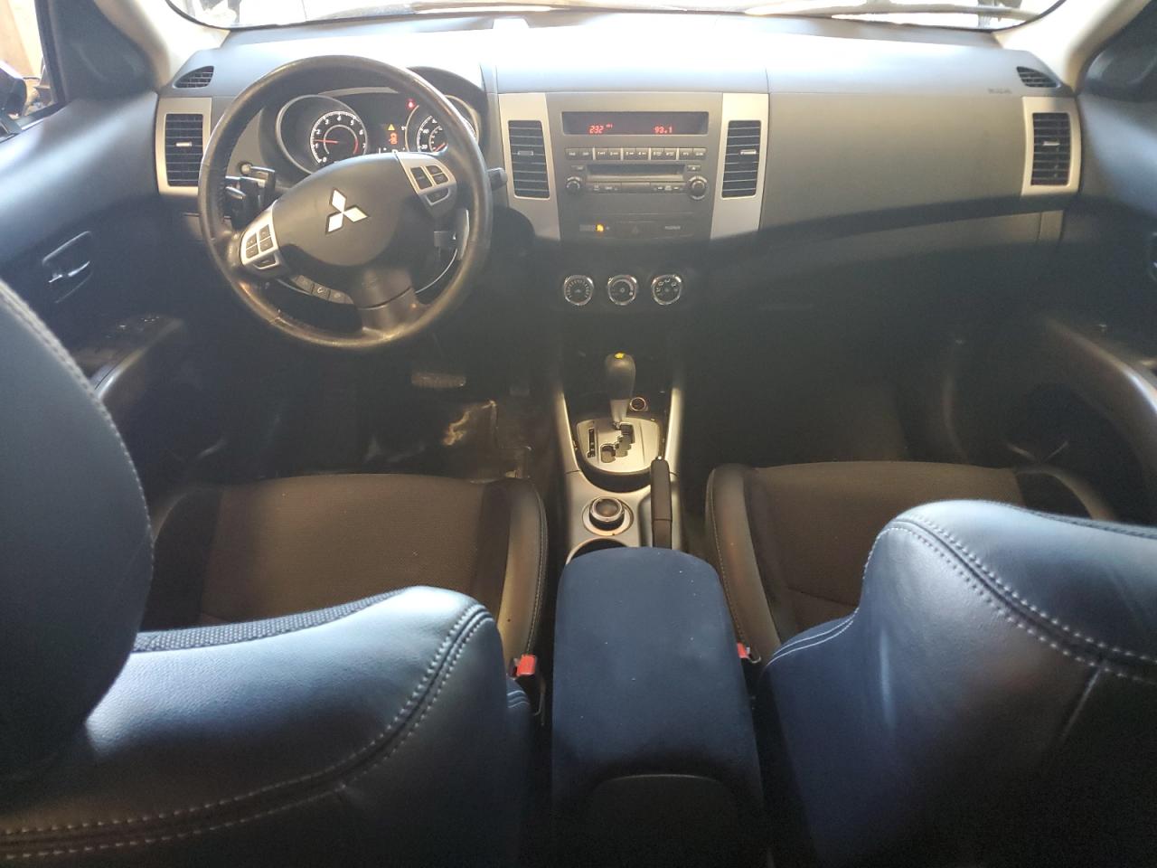 2013 Mitsubishi Outlander - Image 8