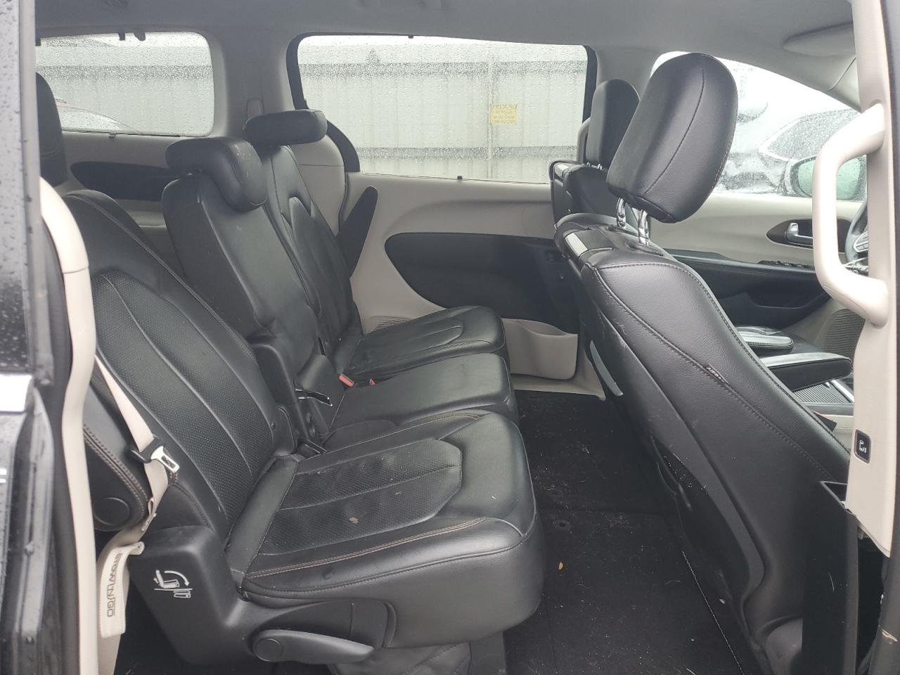2017 Chrysler Pacifica - Image 11