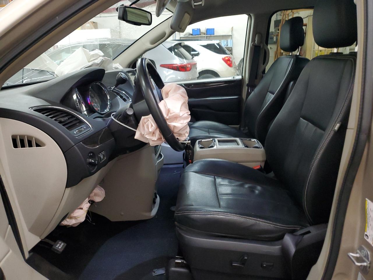 2015 Chrysler Town & Country - Image 7