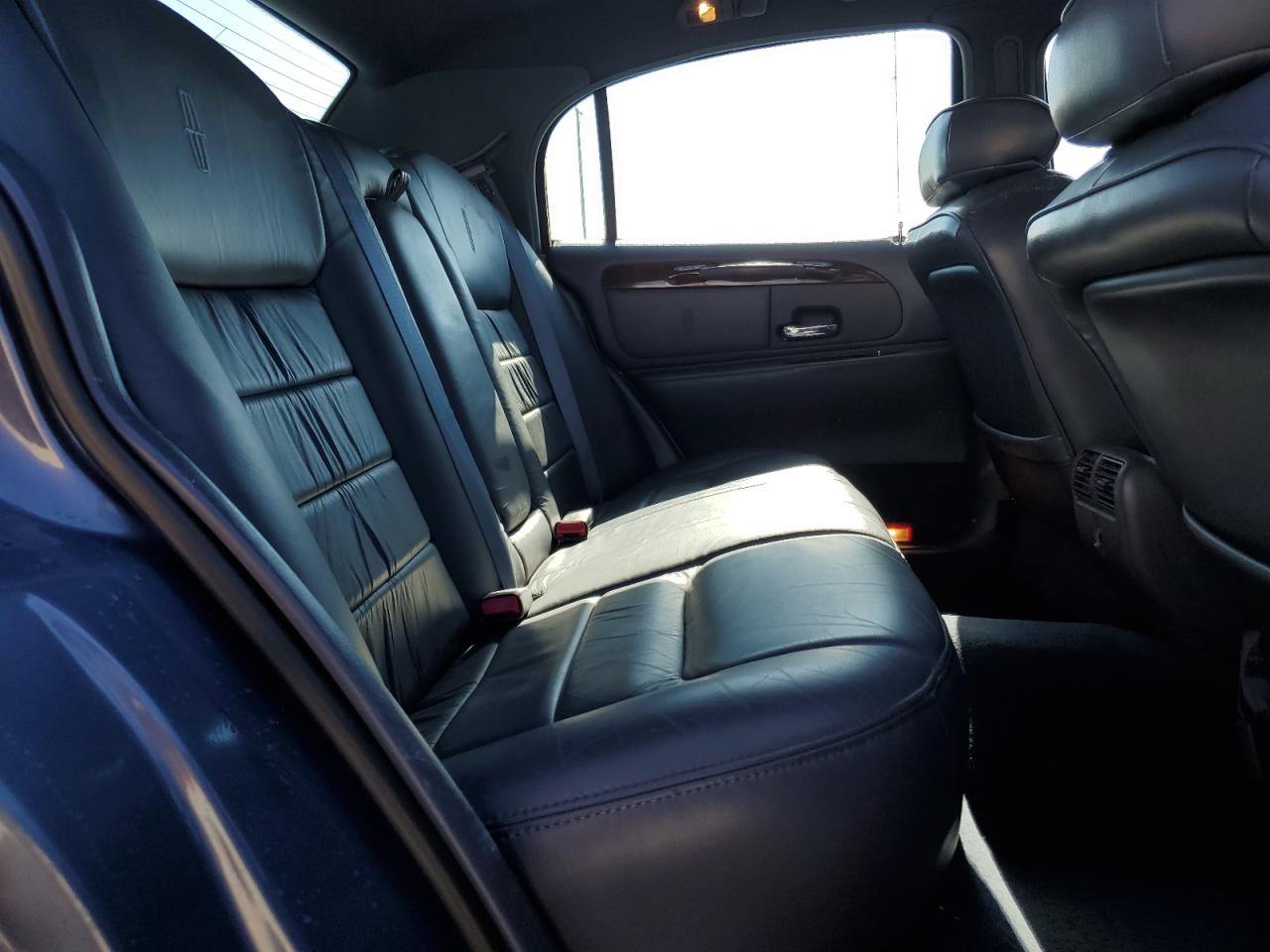 1999 Lincoln Town Car - Image 10