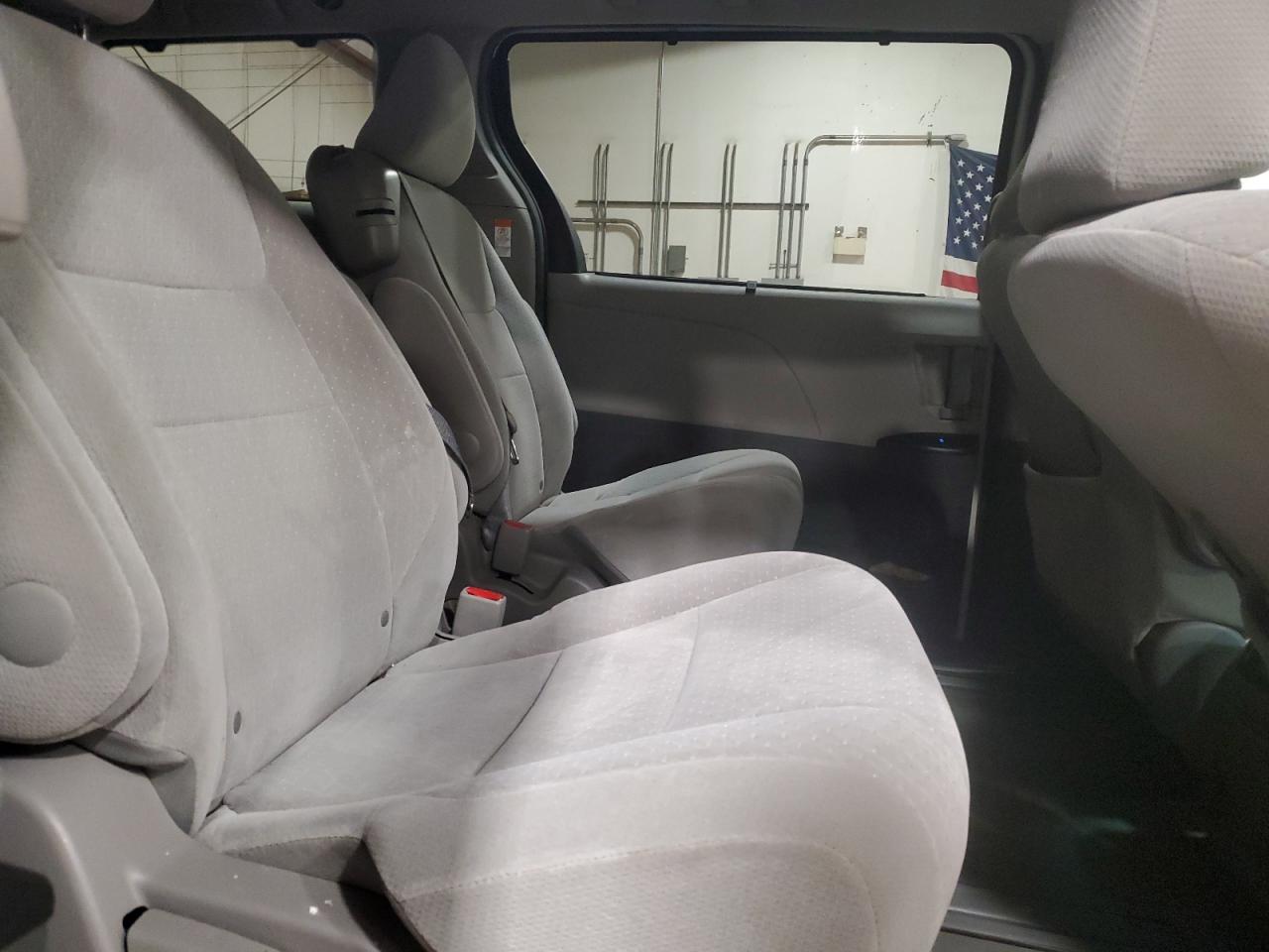 2015 Toyota Sienna - Image 11
