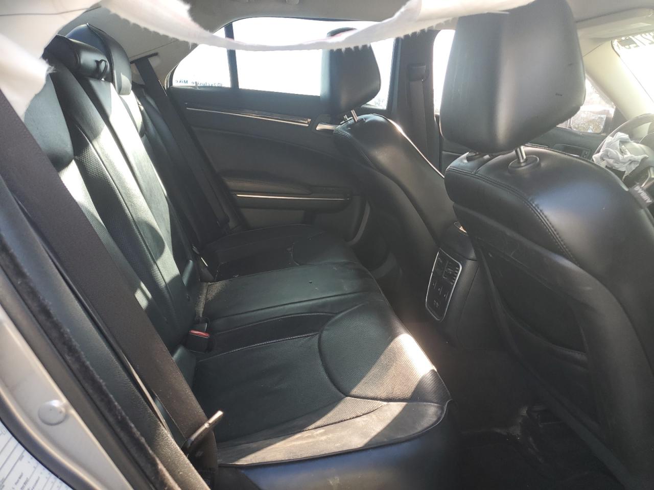 2017 Chrysler 300 - Image 10