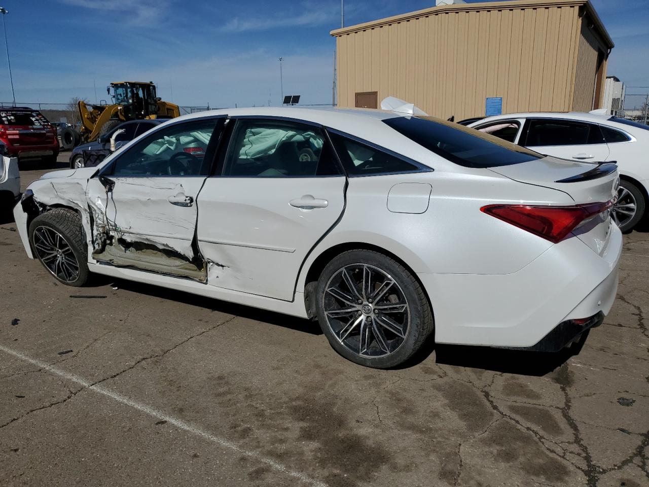 2019 Toyota Avalon - Image 2