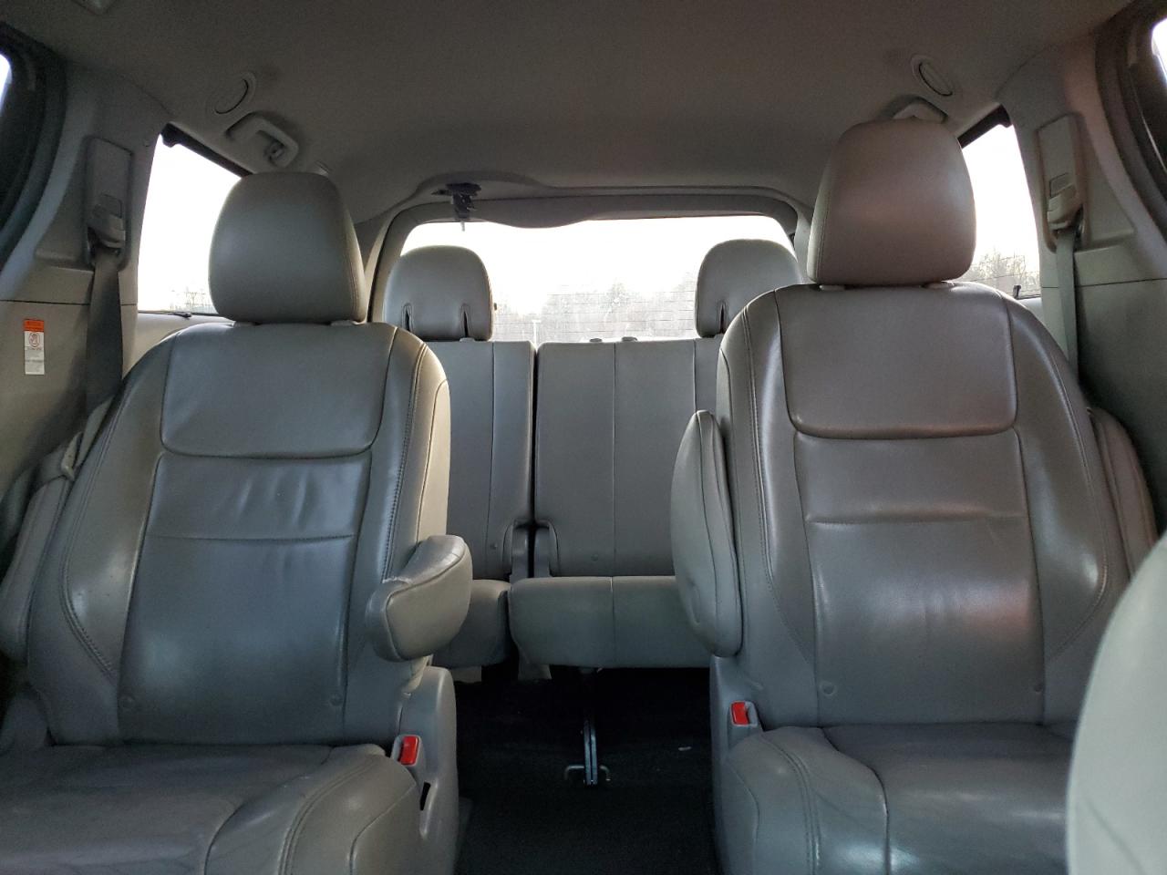 2015 Toyota Sienna - Image 10
