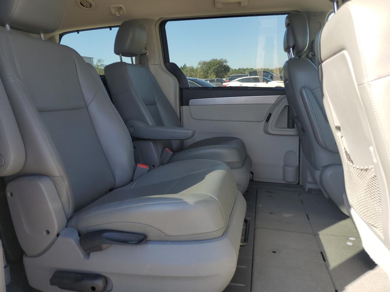 2014 Volkswagen Routan - Image 11