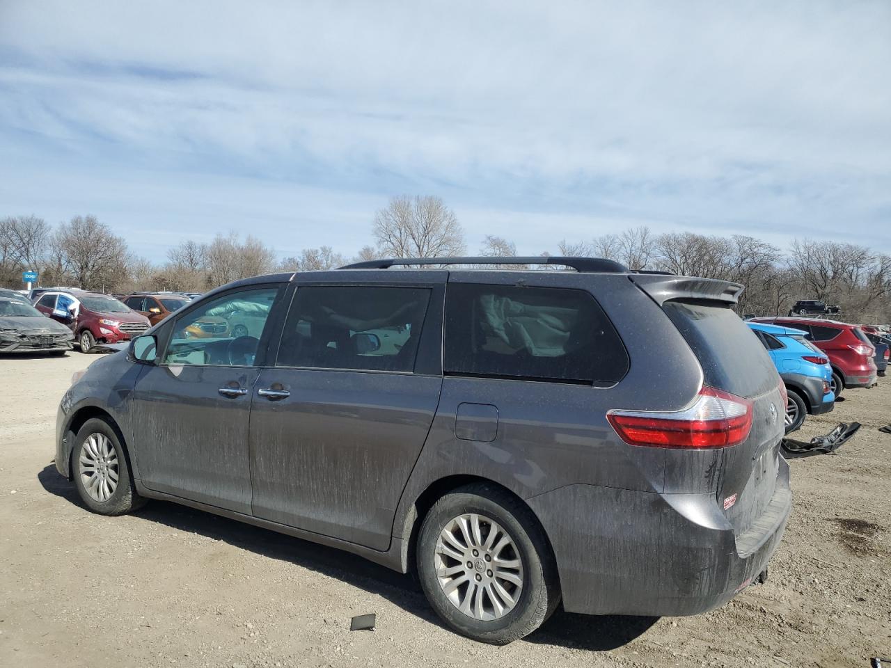 2016 Toyota Sienna - Image 2