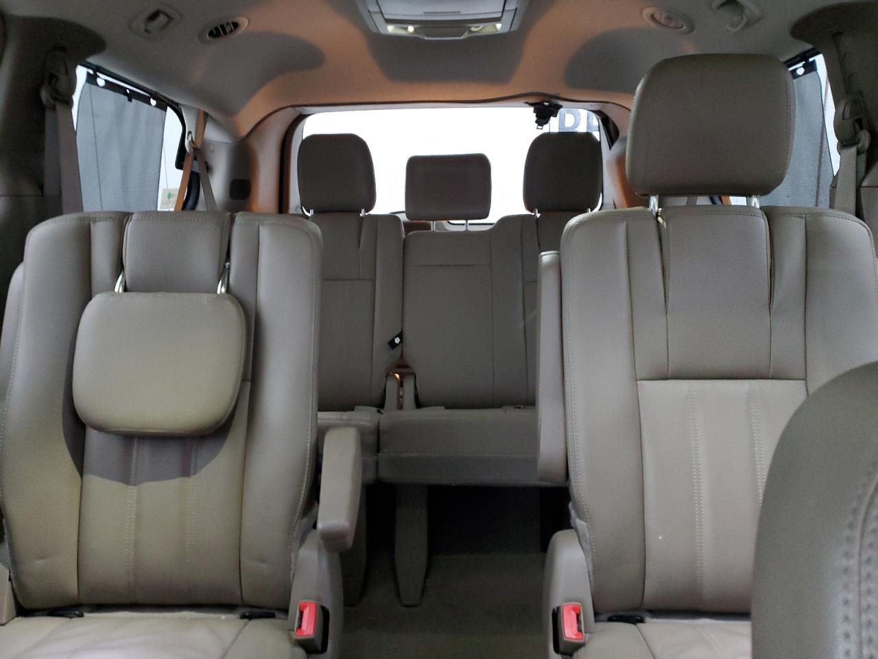 2015 Chrysler Town & Country - Image 10