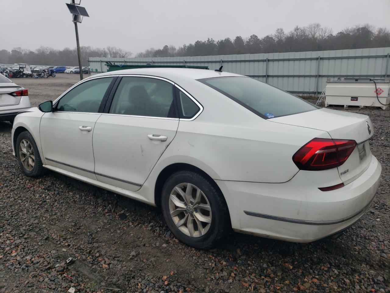 2017 Volkswagen Passat - Image 2