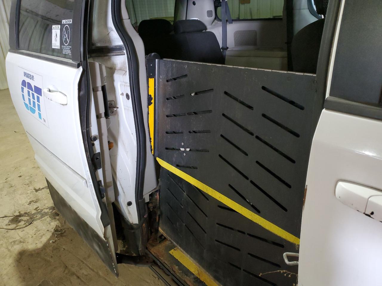 2016 Dodge Caravan - Image 11