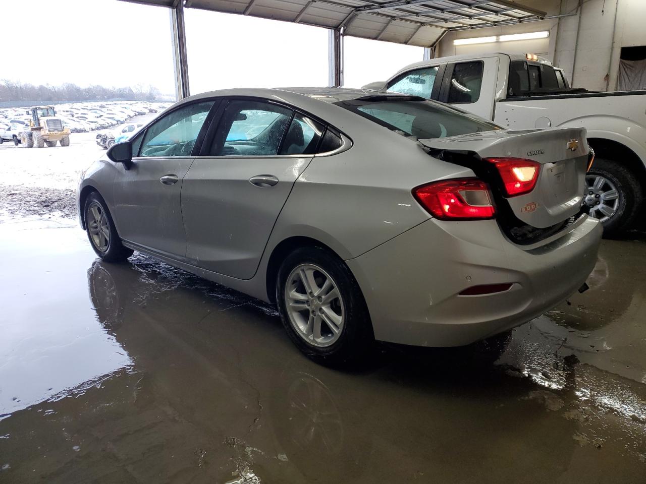 2018 Chevrolet Cruze - Image 2