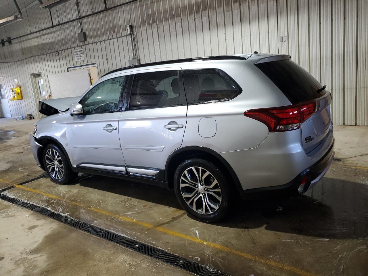 2016 Mitsubishi Outlander - Image 2