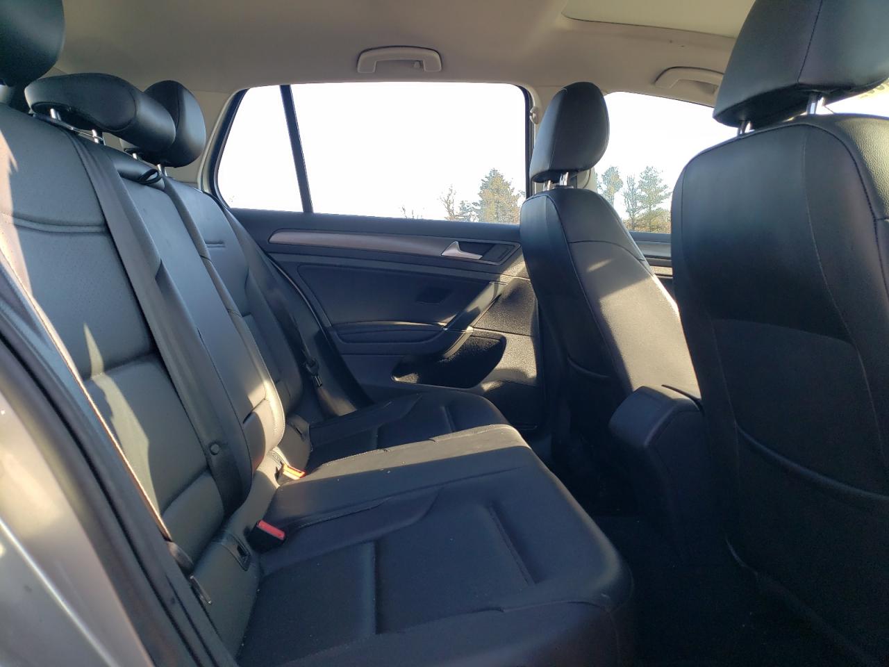 2019 Volkswagen Golf - Image 11
