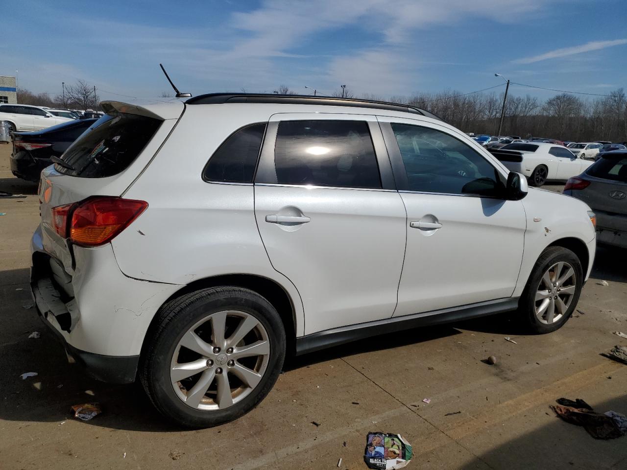 2015 Mitsubishi Outlander - Image 3