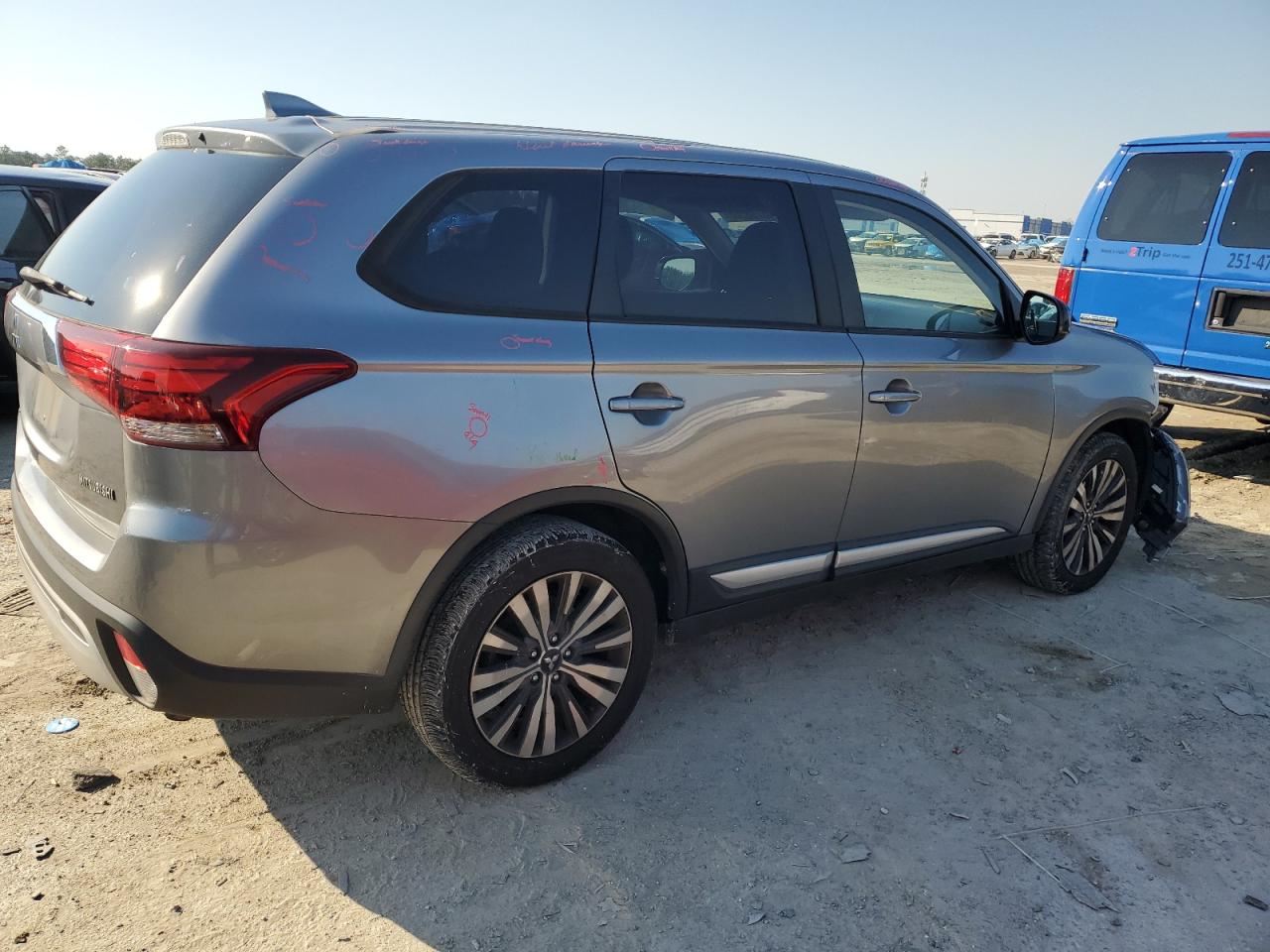 2020 Mitsubishi Outlander - Image 3