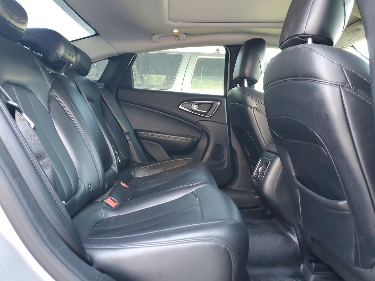 2015 Chrysler 200 - Image 10
