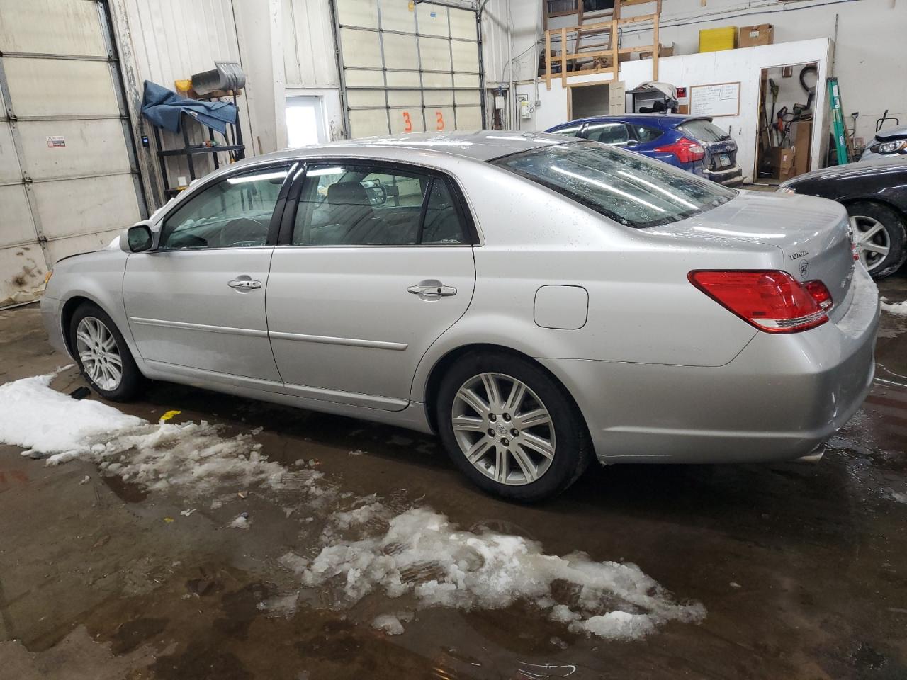 2010 Toyota Avalon - Image 2