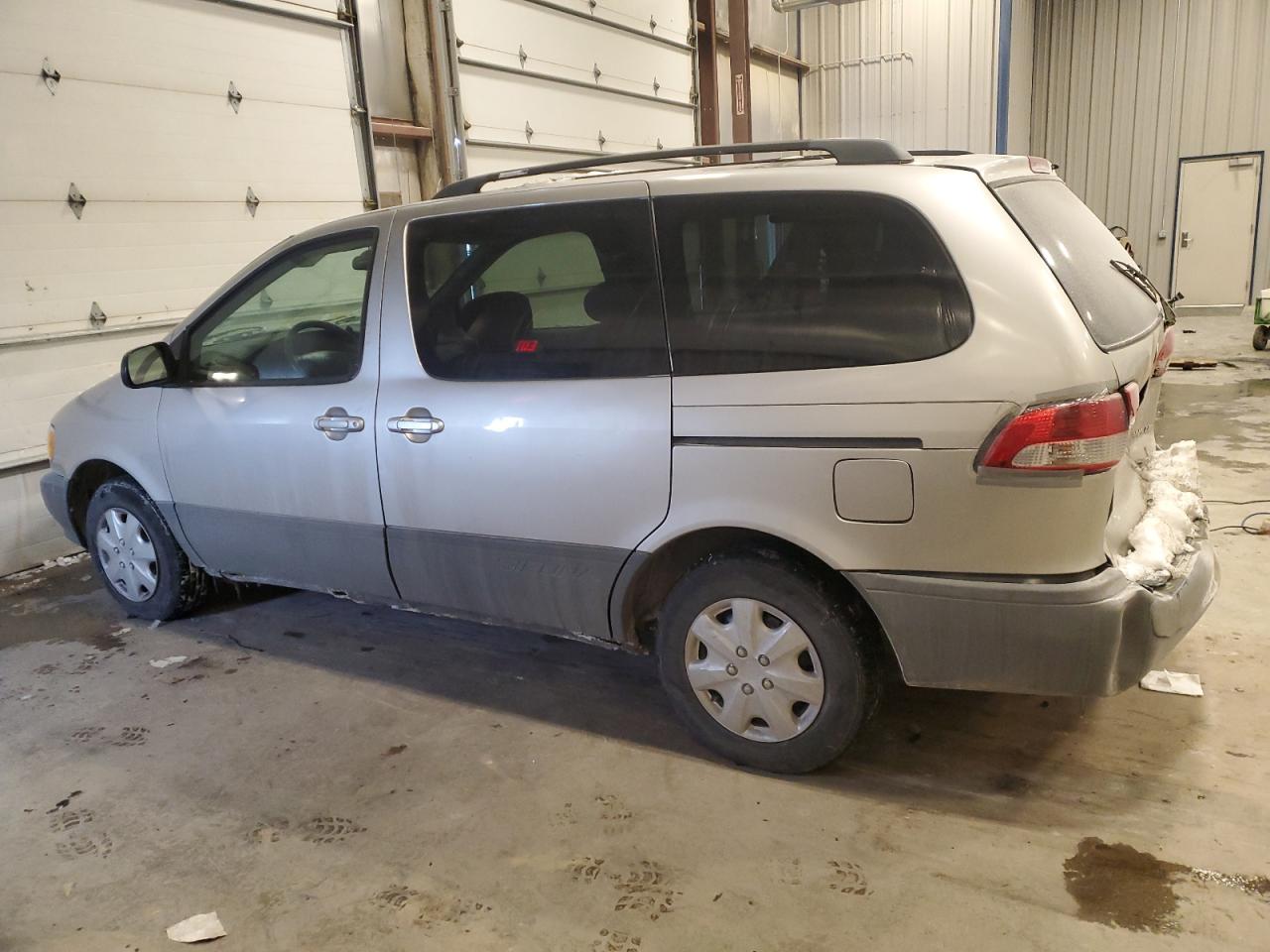 2002 Toyota Sienna - Image 2