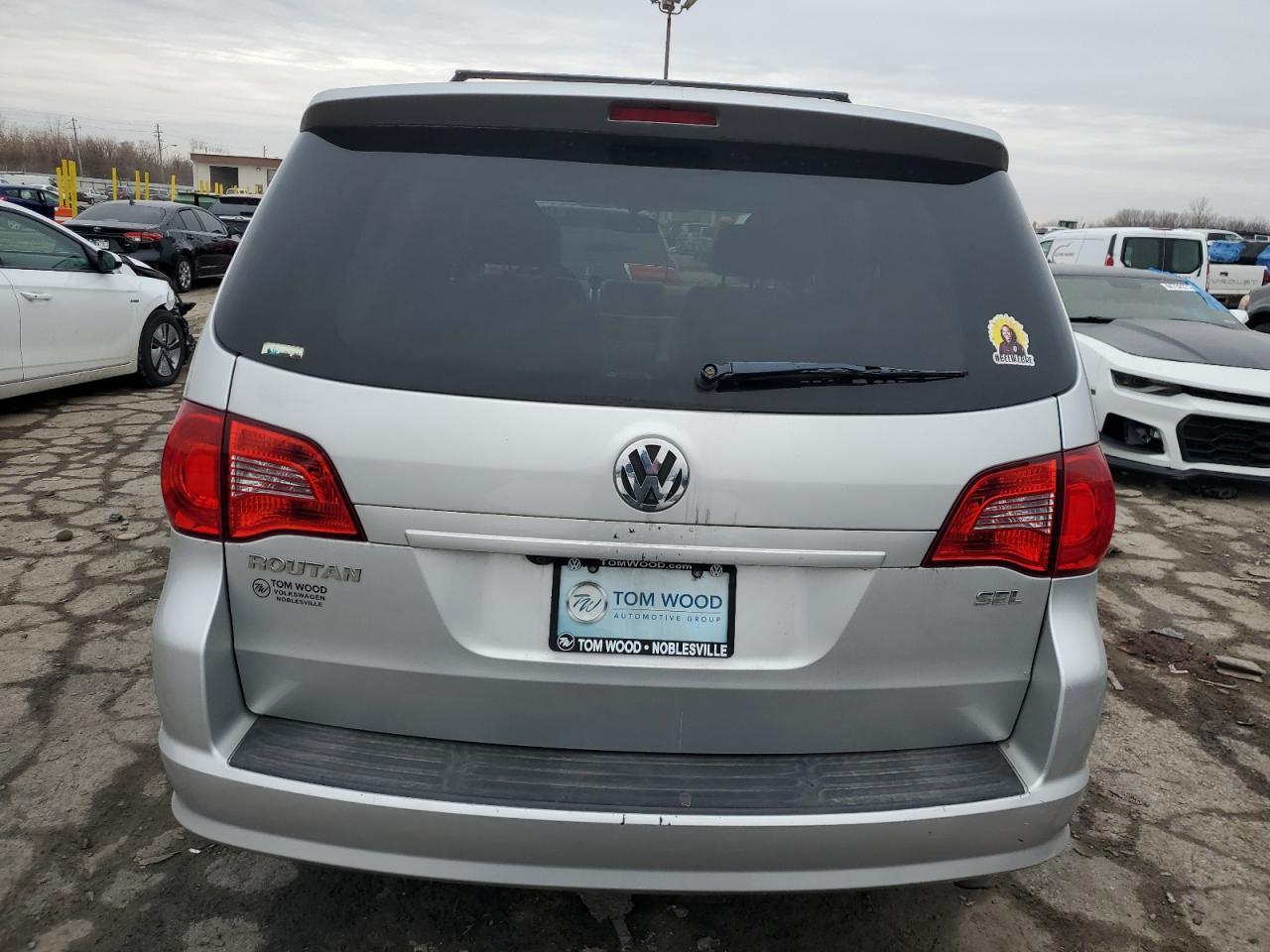2012 Volkswagen Routan - Image 6