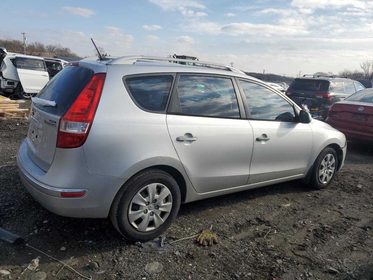 2011 Hyundai Elantra - Image 3