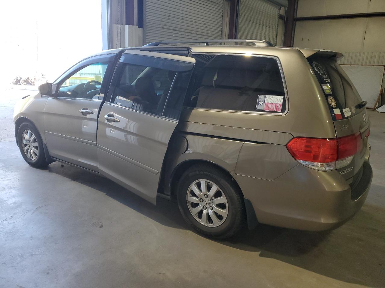 2008 Honda Odyssey - Image 2