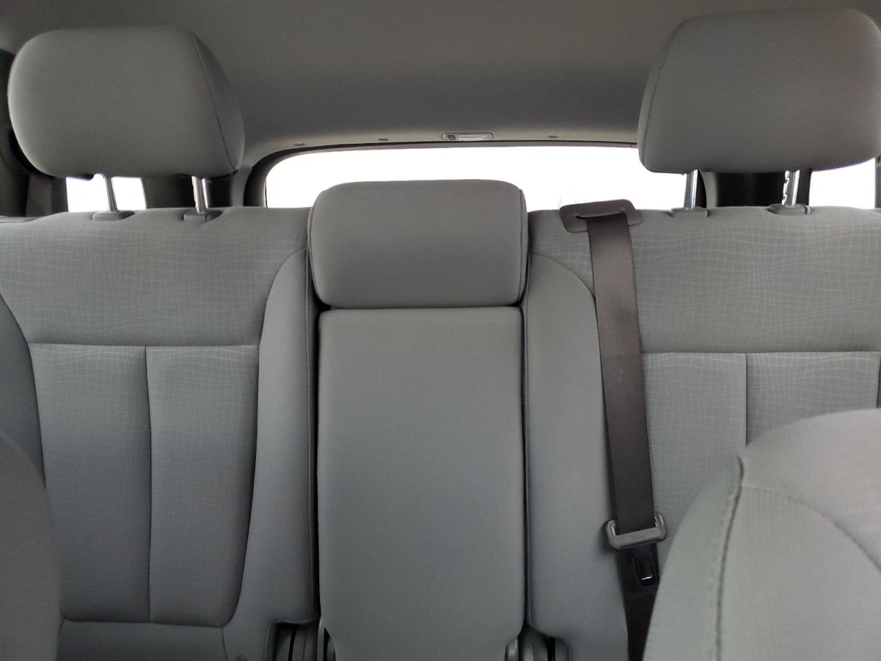 2012 Hyundai Santa Fe - Image 10