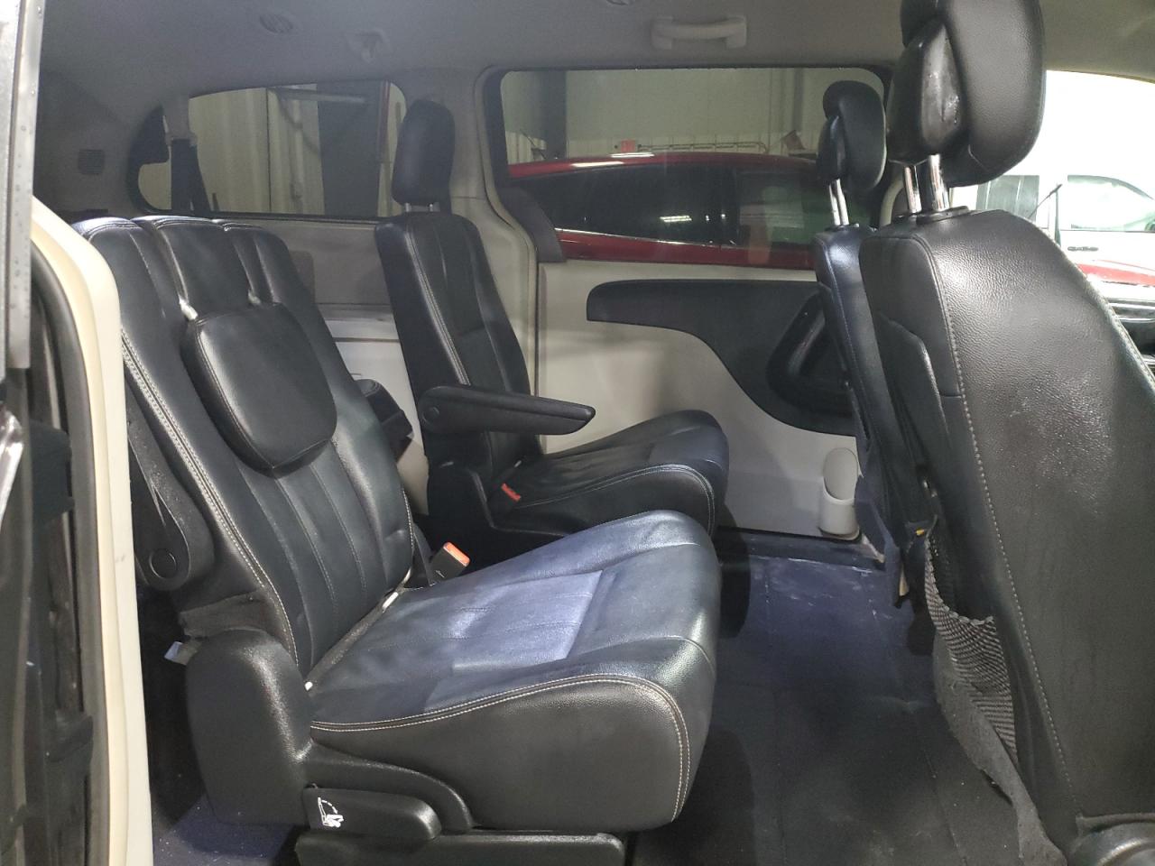 2015 Chrysler Town & Country - Image 12